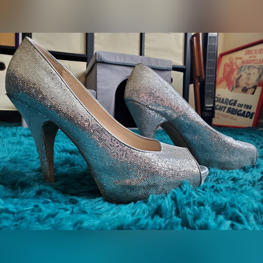 Maripé Amaya silver pumps